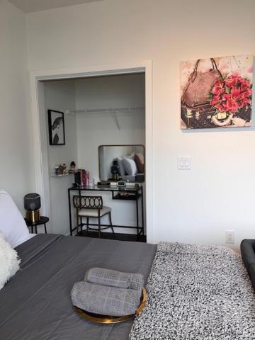 Stylish W/patio By Italian Market Apartment