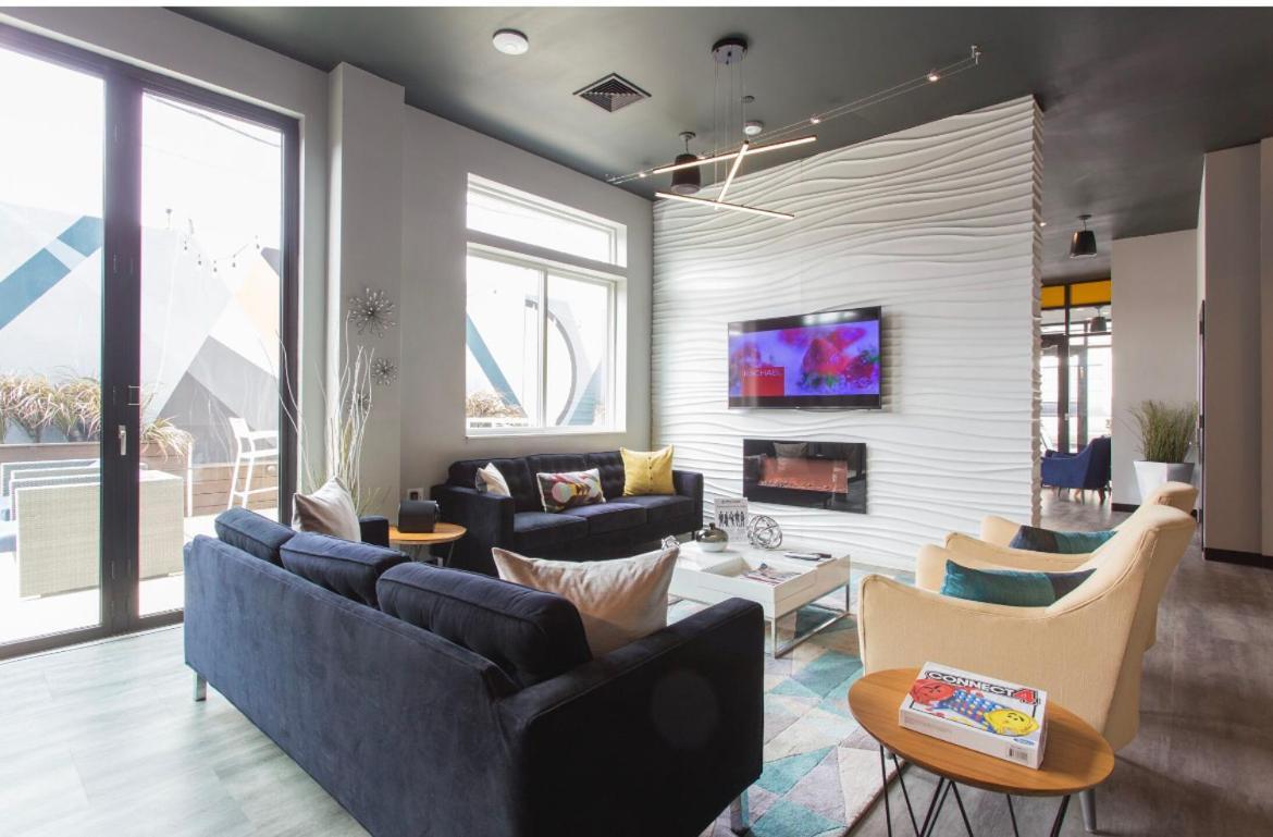 Stylish W/patio By Italian Market Apartment *