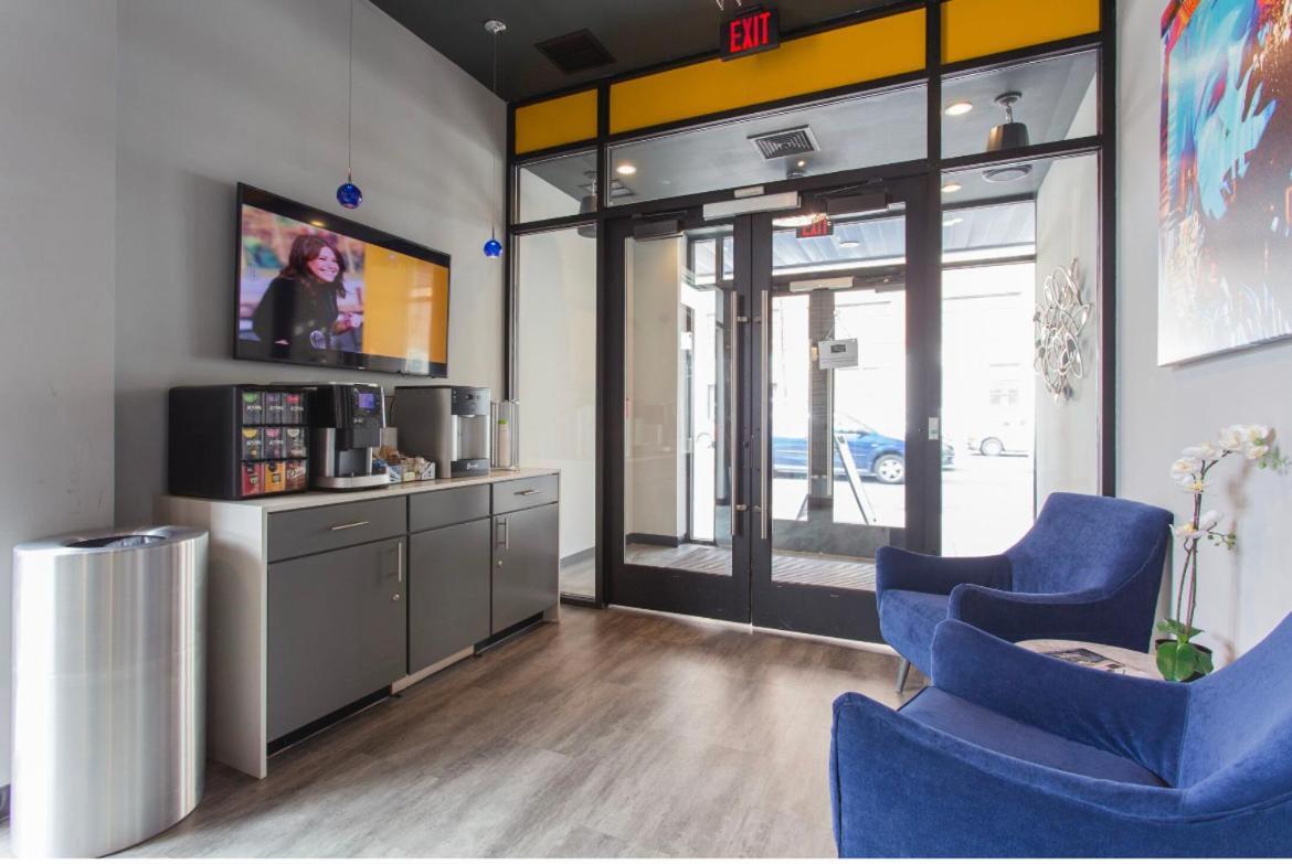 Stylish W/patio By Italian Market Apartment *